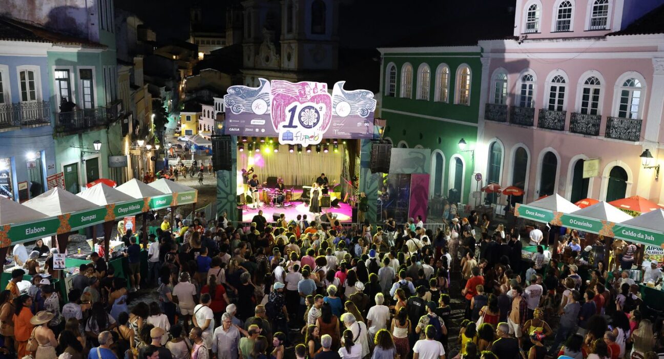 Flipelô começa em Salvador com música, poesia e grande participação