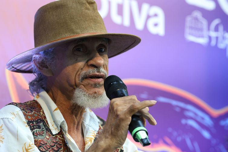 Salvador (BA), 06/08/2026 - O poeta Douglas de Almeida participa do sarau Movimento Poetas na Praça: Poesia, Política e Pedagogia na Salvador dos Anos 1980, durante a 10ª Festa Literária Internacional do Pelourinho - Flipelô, na Casa Motiva - Vale do Dendê. Foto: Rovena Rosa/Agência Brasil