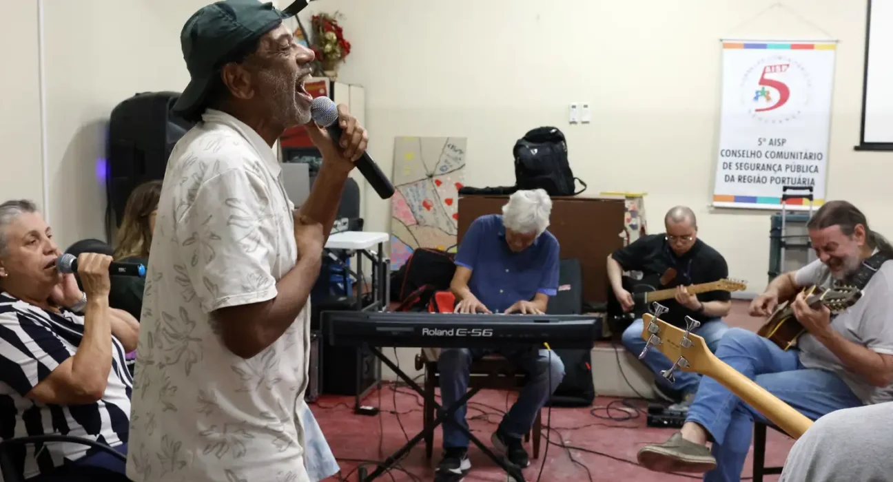 Com 25 anos, grupo musical de pacientes psiquiátricos lança novo álbum