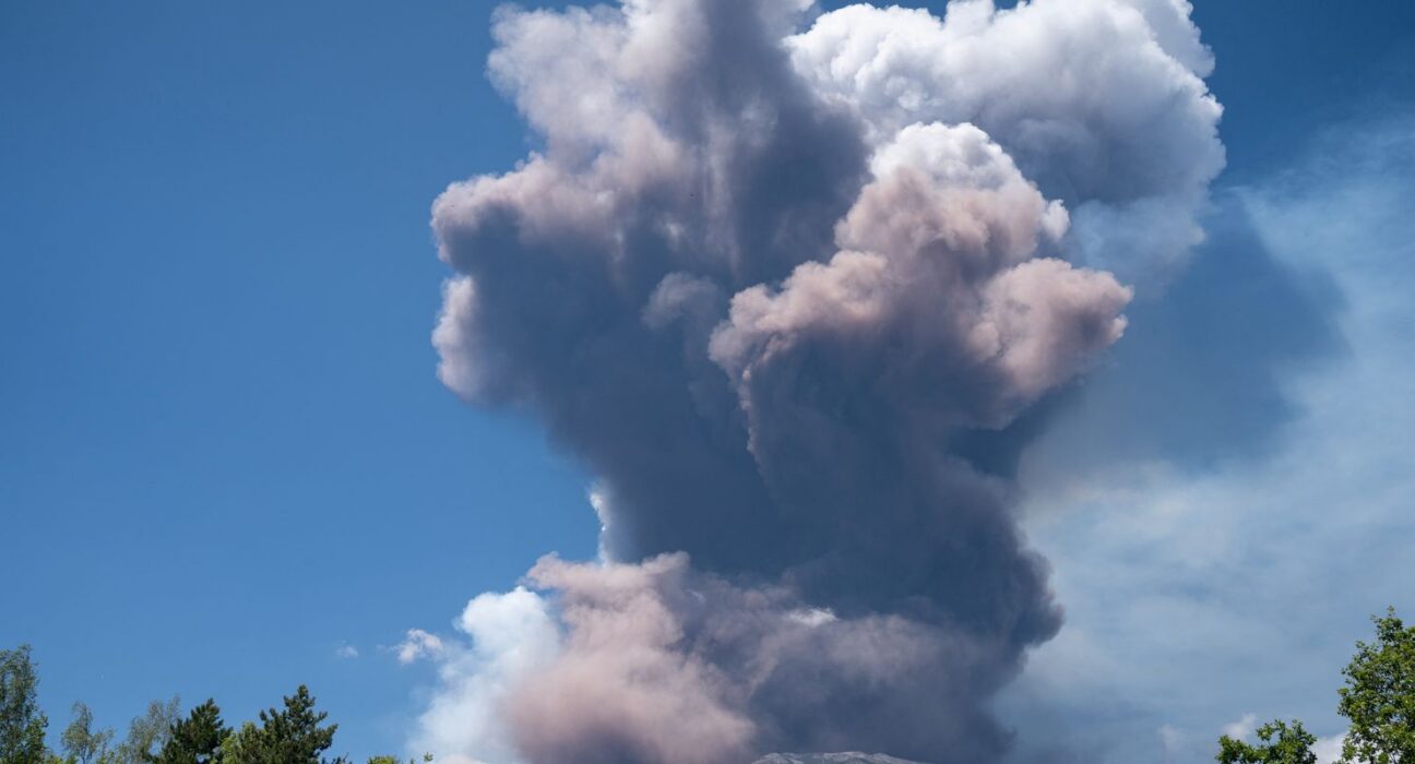 Erupção do Etna prolonga fechamento de aeroporto na Sicília