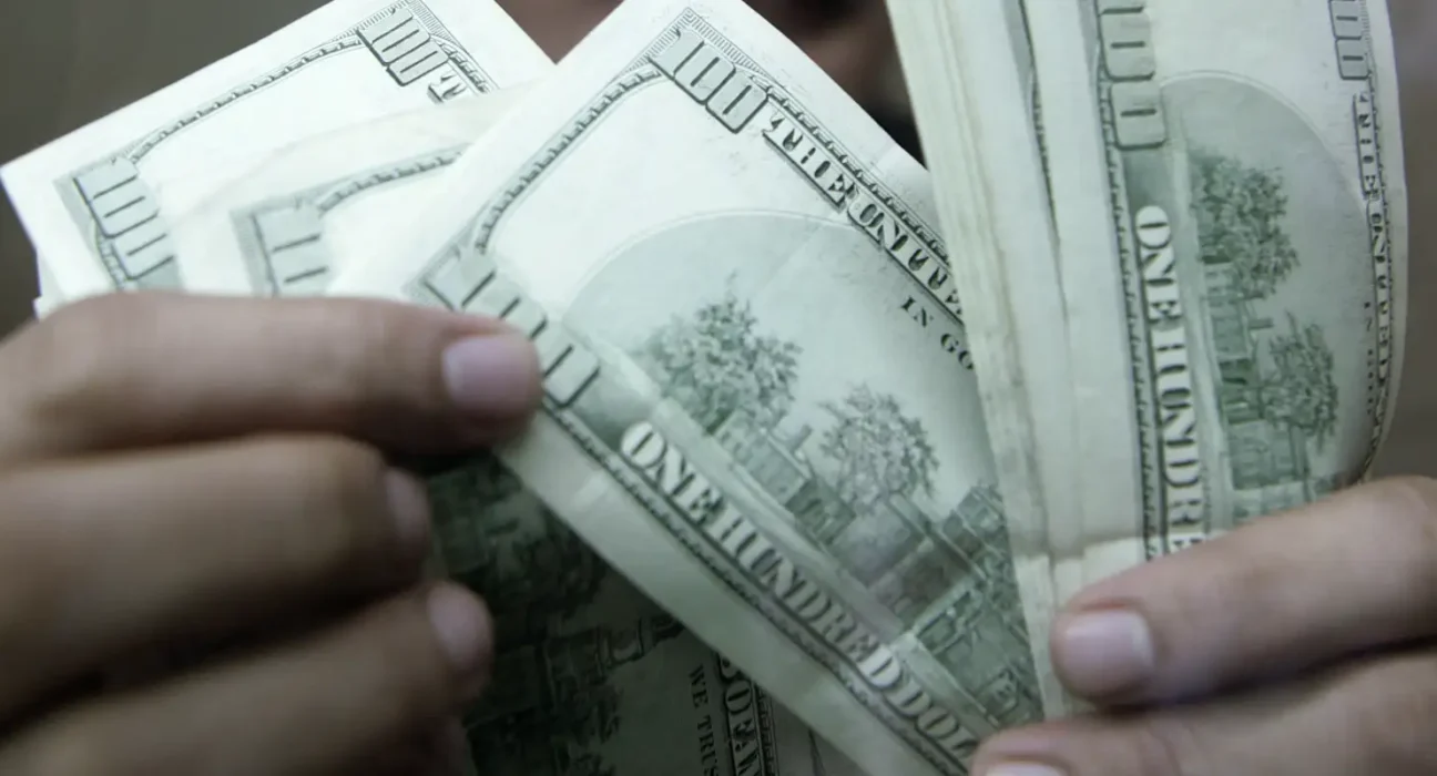Dólar sobe a R$ 5,19 após tom mais duro de presidente do Fed
