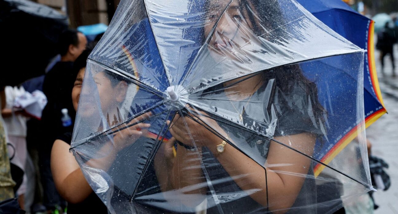 Chuva forte atinge Pequim durante passagem do tufão Dolphin