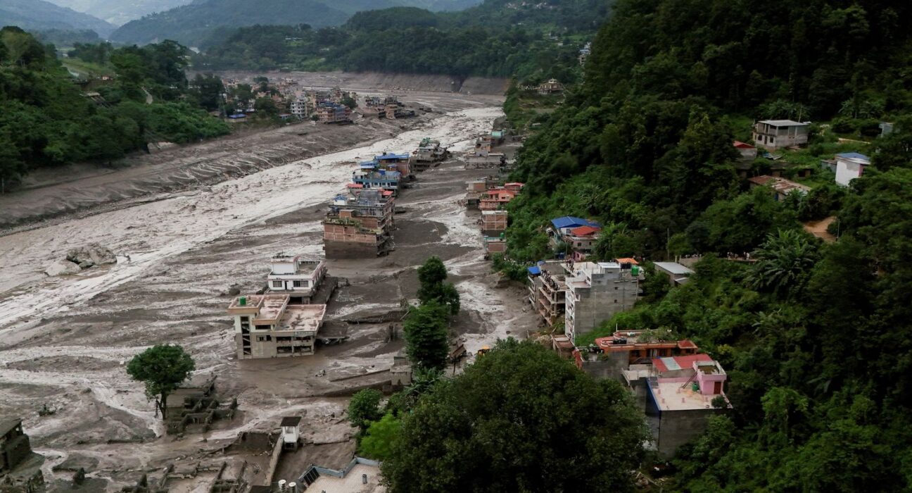 Nepal monitora dois lagos; risco de enchentes persiste