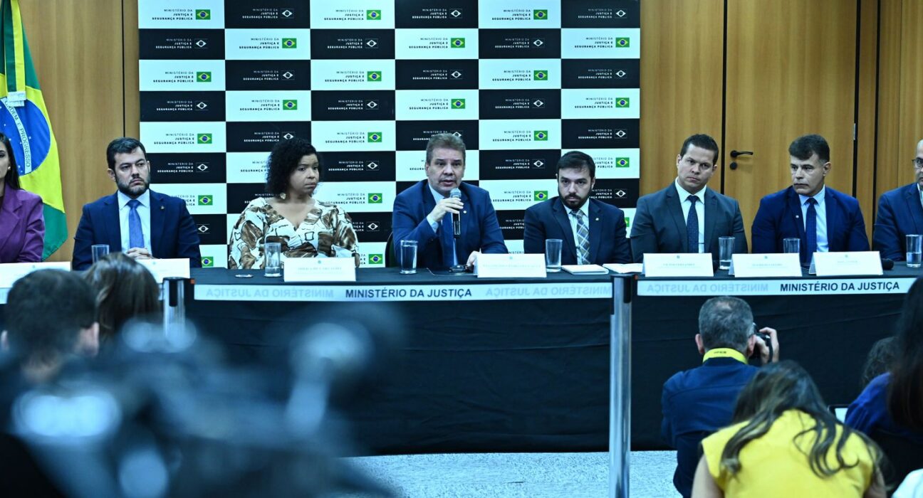 Operação Lívia combate rede que induzia jovens a suicídio na internet