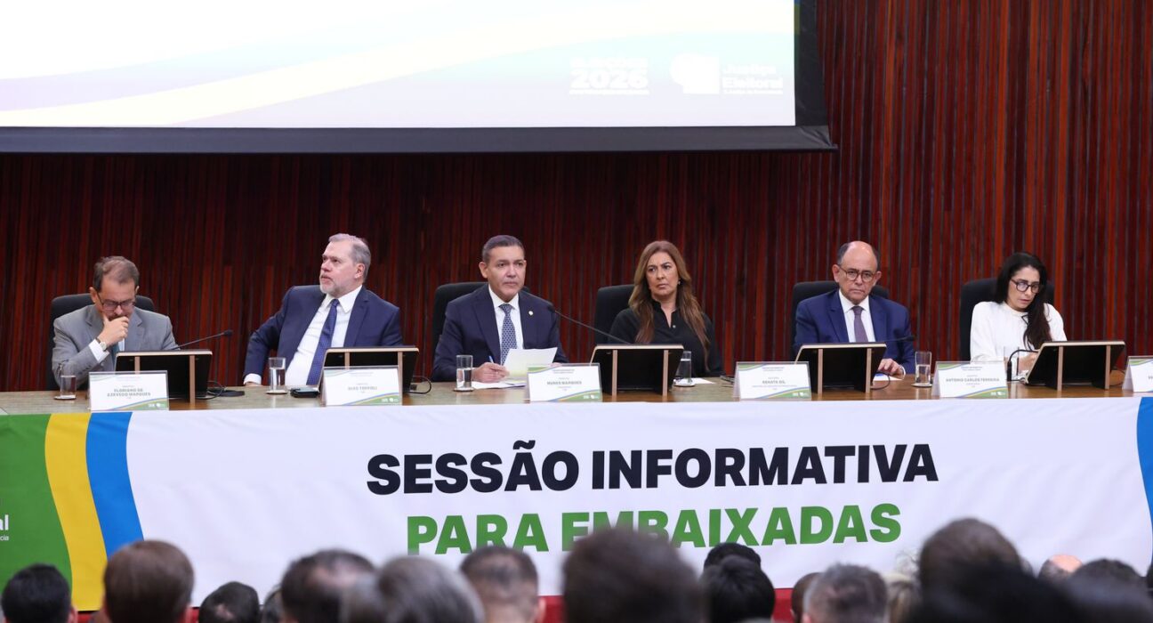 Presidente do TSE defende urna eletrônica em reunião com embaixadores