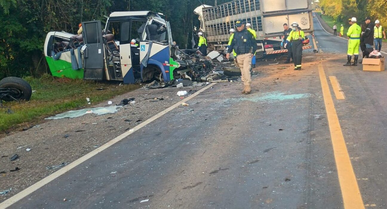 Corpos das vítimas de acidente no Paraná são retirados da pista