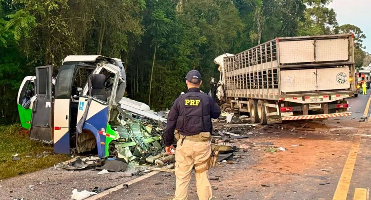Acidente entre ônibus e caminhão mata 23 pessoas em estrada no Paraná