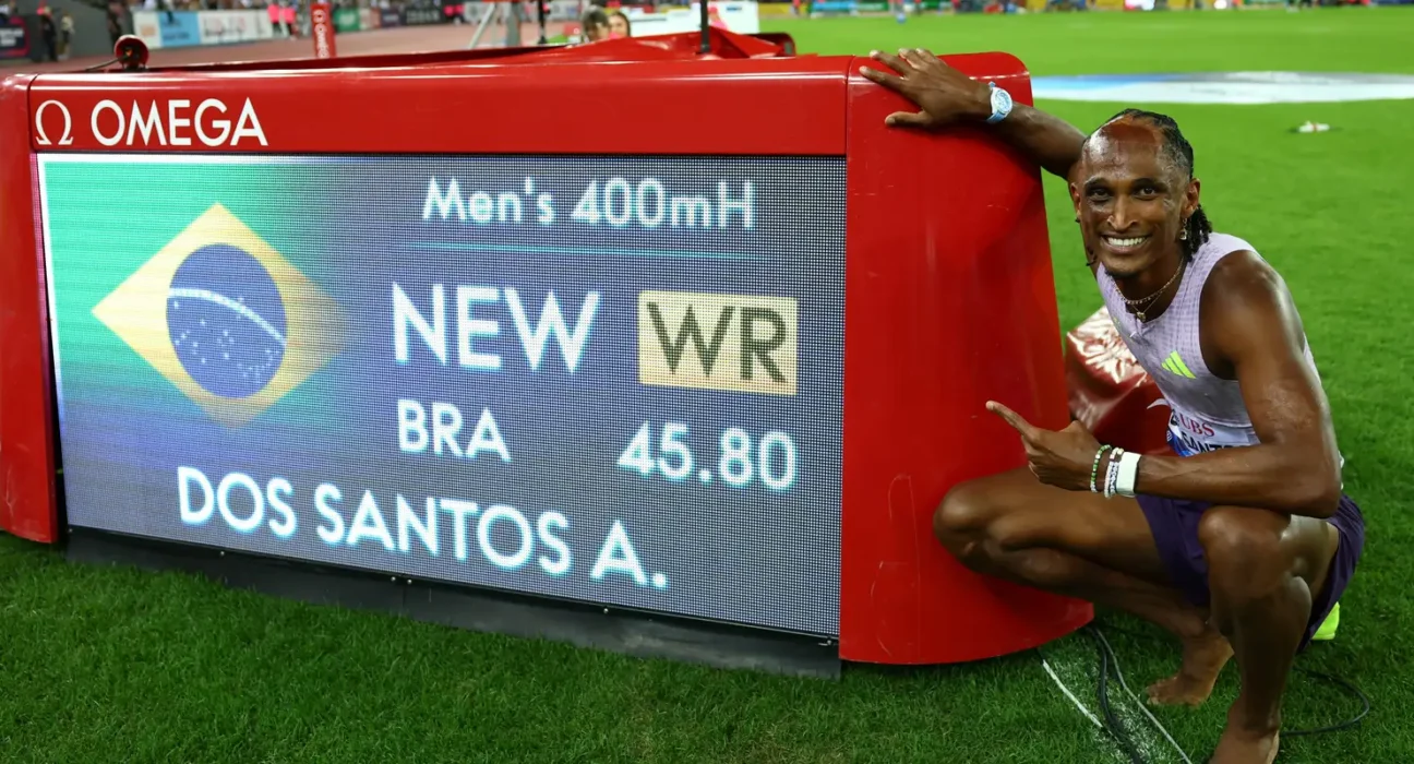 Alison dos Santos quebra recorde mundial dos 400m com barreiras