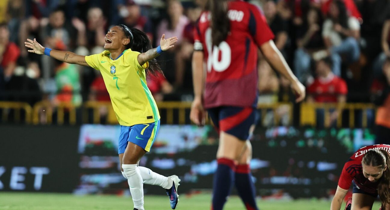 Câmara aprova lei com medidas para promover futebol feminino no país