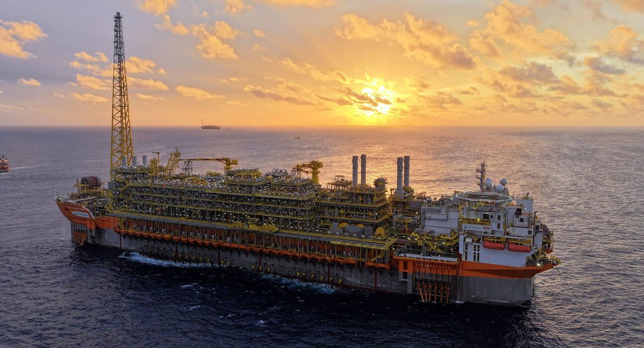 Navio-plataforma da Petrobras atinge produção máxima no pré-sal