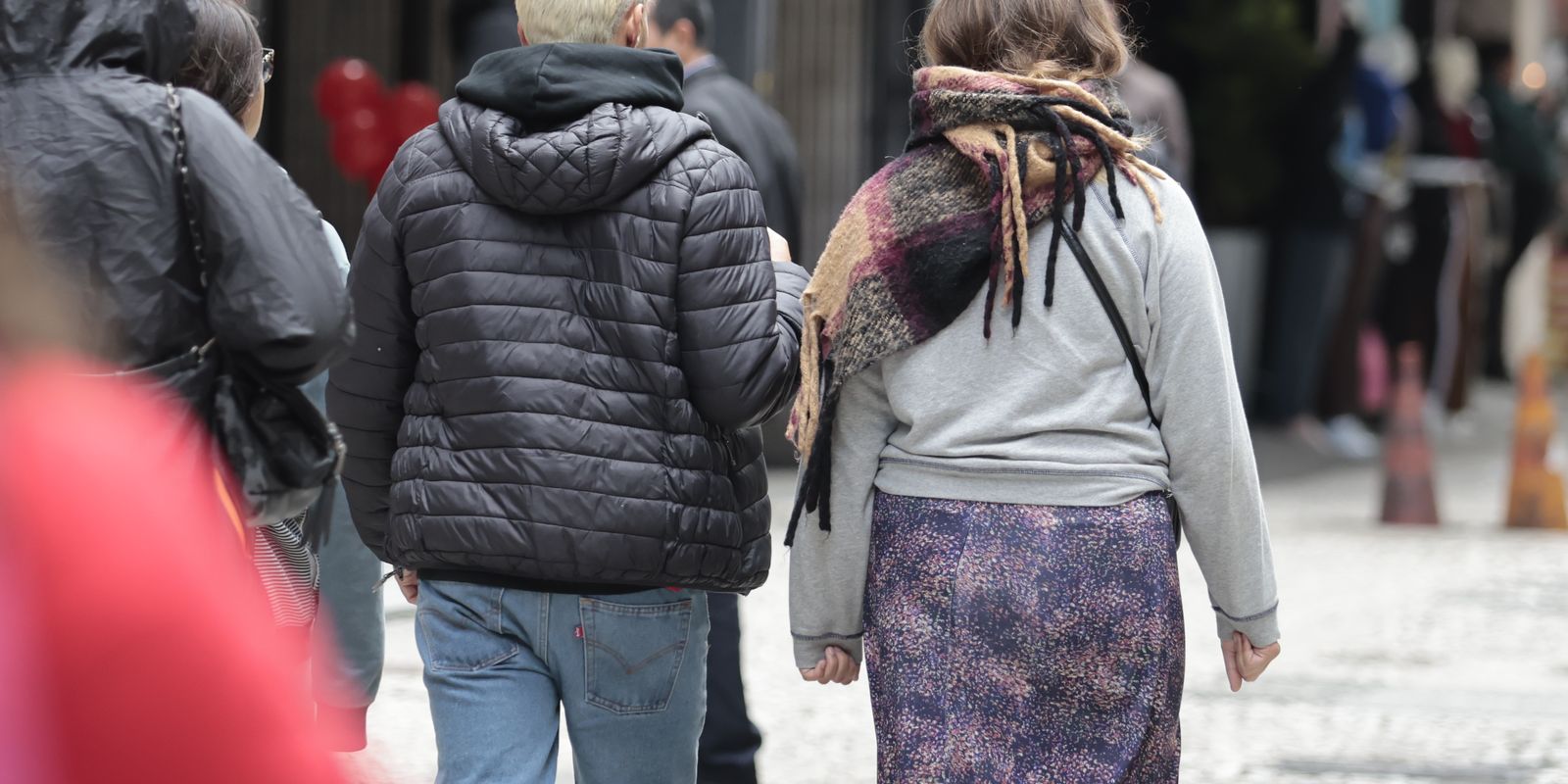 Frente fria associada a ciclone baixa temperatura no Sul do país