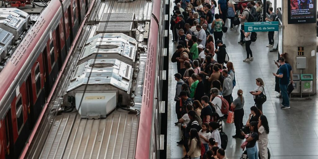 SP: greve na CPTM paralisa parcialmente três linhas de trens