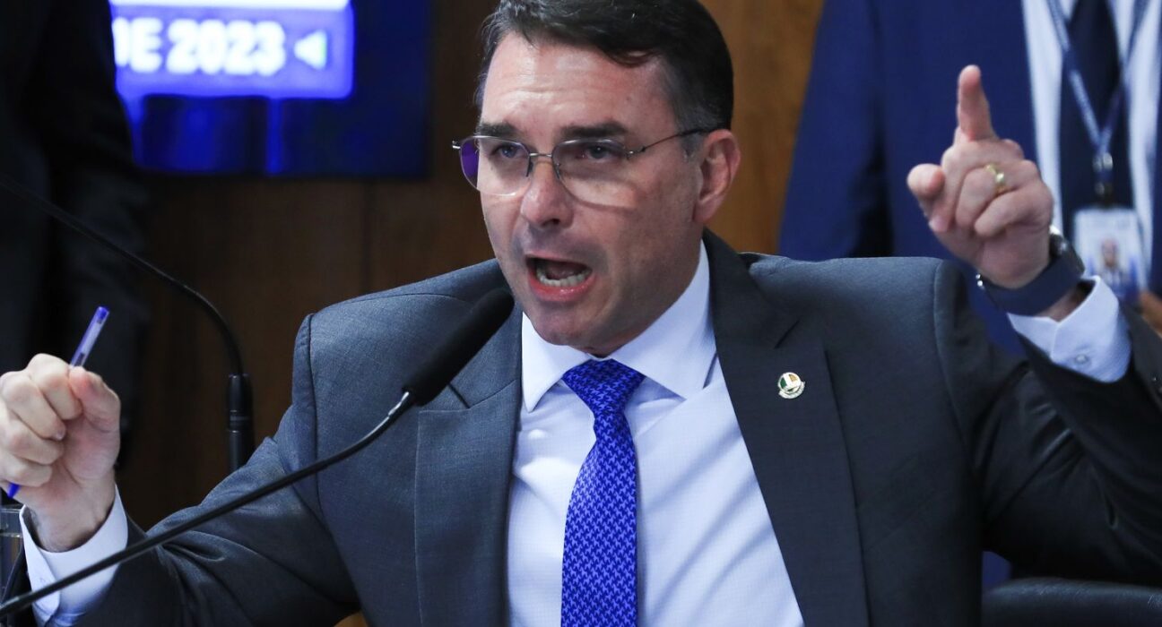 Missão pede investigação sobre filiação falsa de Flávio ao partido