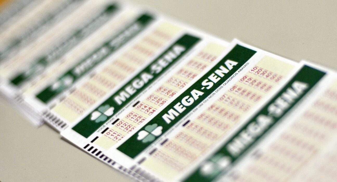 Mega Sena acumula e pode pagar R$ 100 milhões neste domingo