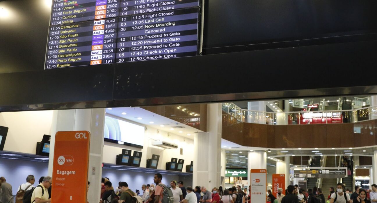 Aeroporto Santos Dumont é liberado para pousos e decolagens