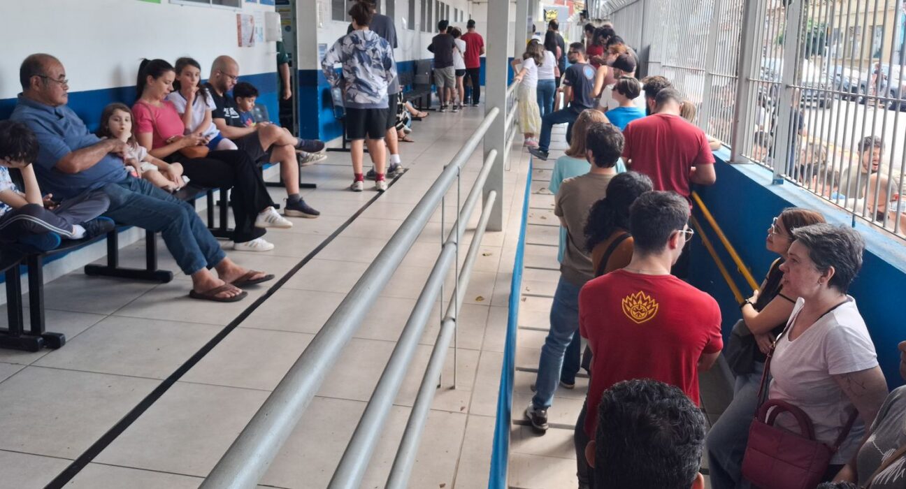 Paulistanos enfrentam filas para tomar vacina contra sarampo
