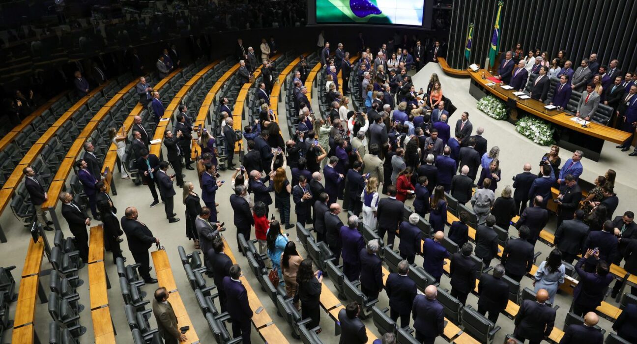 Câmara deve decidir sobre "taxa das blusinhas" nesta segunda