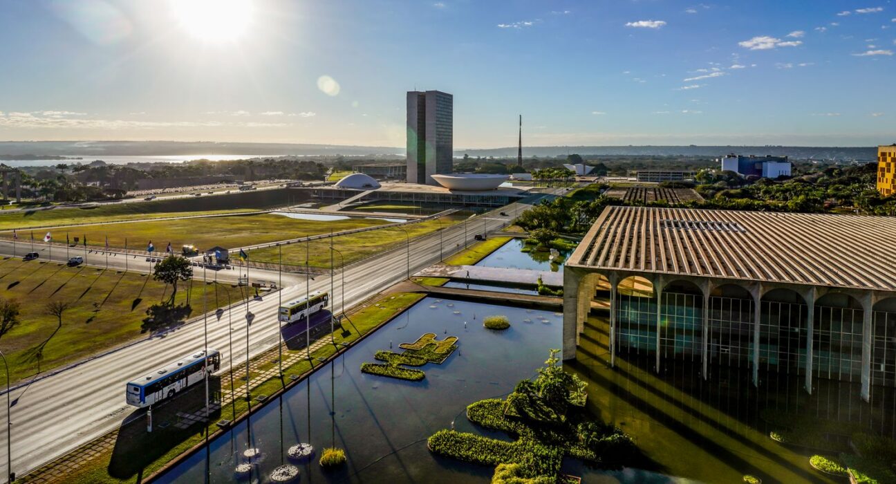 Brasil rebaixa relação com Argentina após novos insultos de Milei