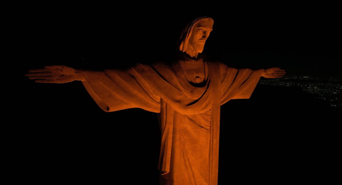 Cristo Redentor iluminado na cor laranja alerta contra o feminicídio