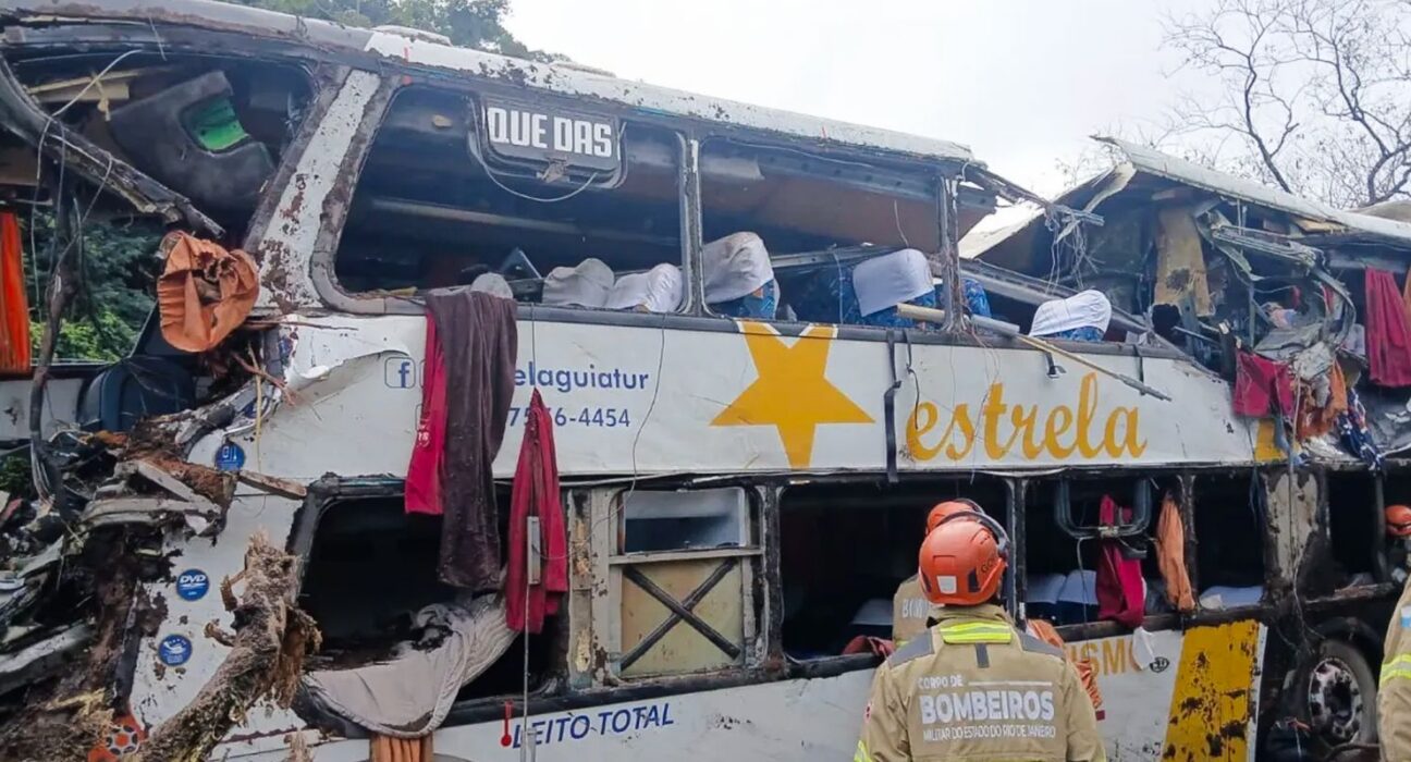 Vítimas de tombamento de ônibus em Petrópolis são do sexo feminino