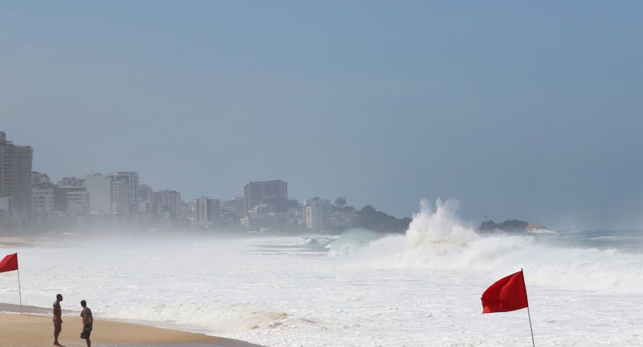 Rio terá dia de temperatura em declínio com chuva e mar de ressaca