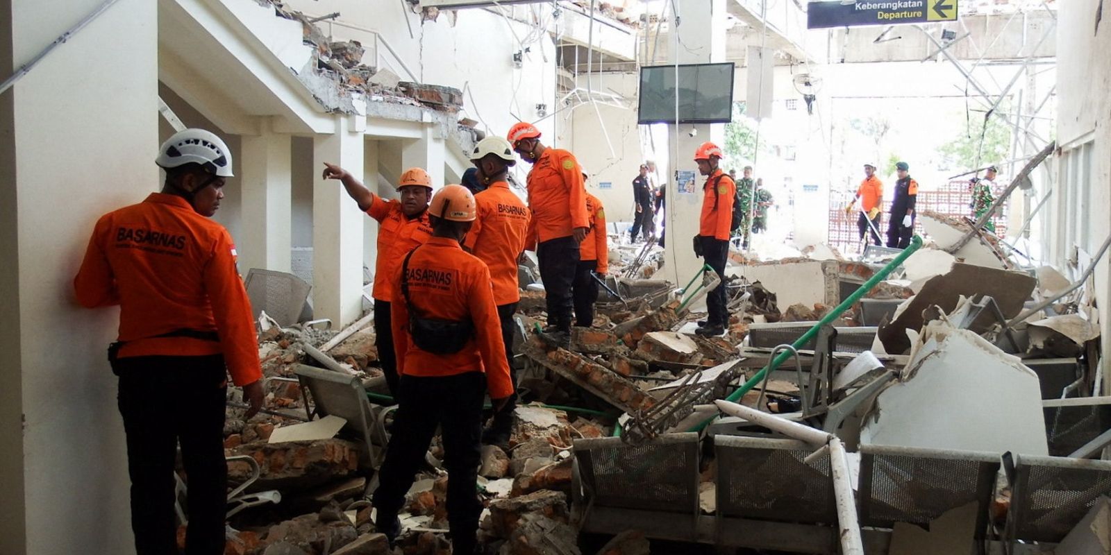 Indonésia: número de mortos no terremoto chega a 100 mil