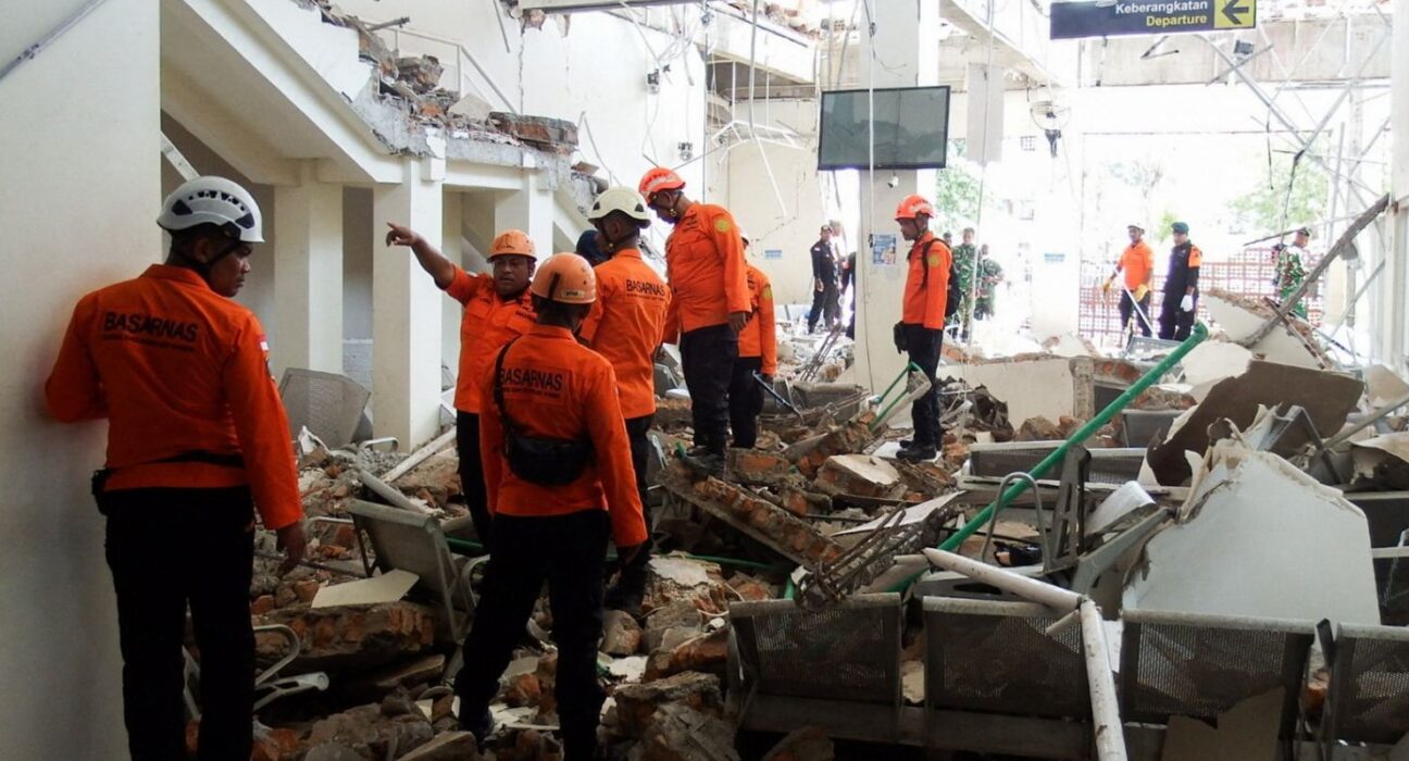 Indonésia: número de mortos no terremoto chega a 100