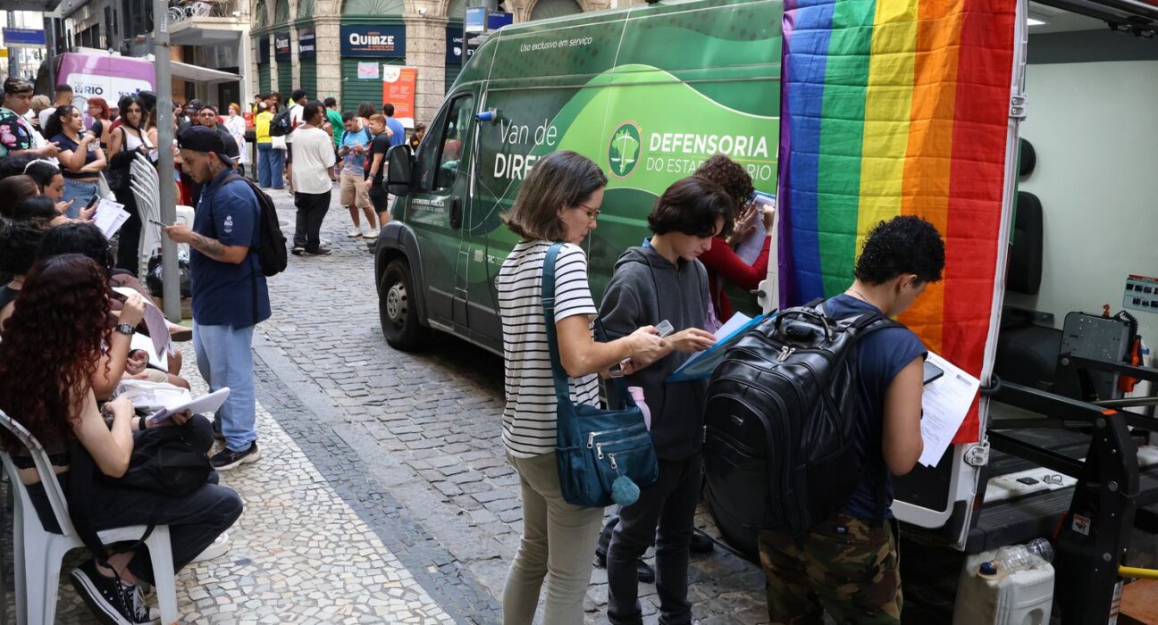 Transexuais e travestis fazem ato no RJ em defesa da democracia