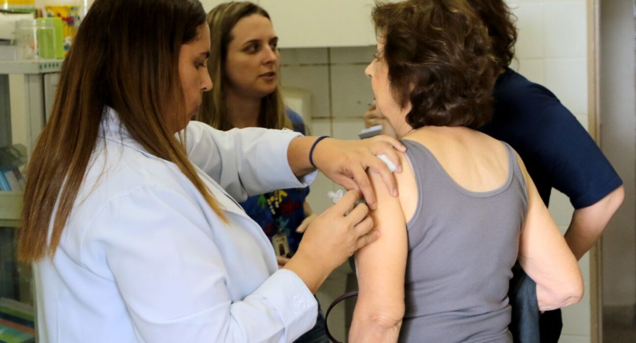 SUS amplia cobertura da vacina Pneumo 20 para maiores de 85 anos