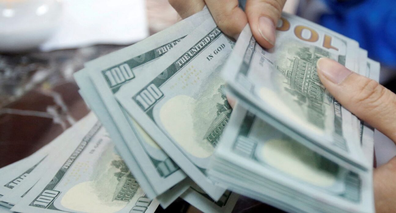 Dólar sobe e fecha perto de R$ 5,15 com aversão a risco