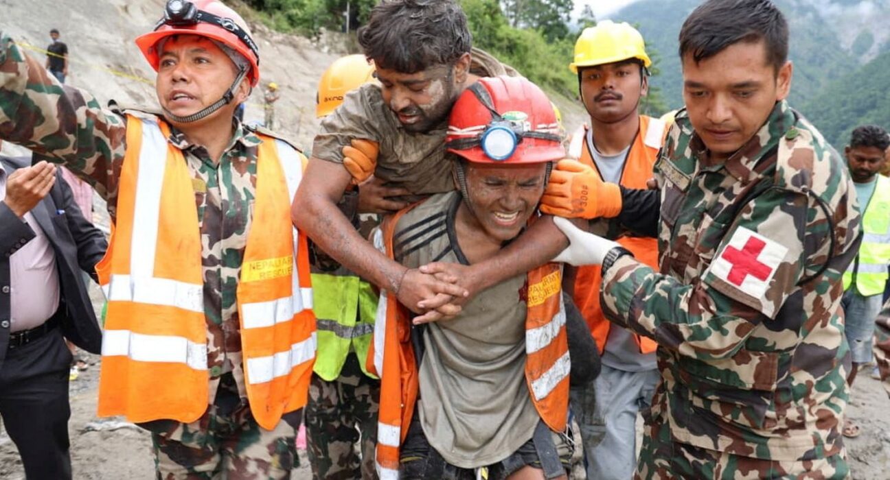 Equipes de resgate do Nepal buscam 900 trabalhadores de hidrelétricas
