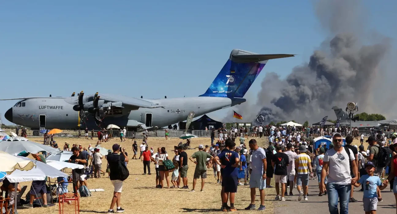 Avião F-4 grego cai durante show aéreo perto de Atenas