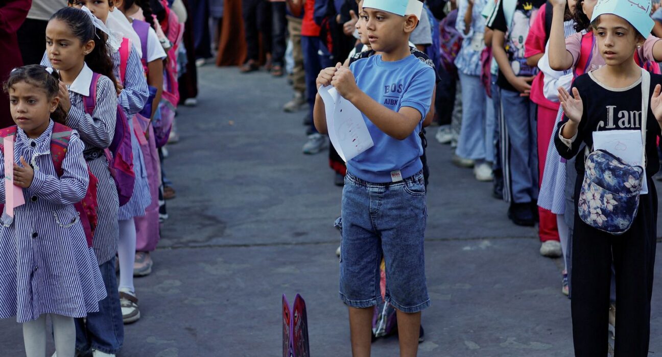 Alunos voltam às aulas presenciais em Gaza depois de três anos