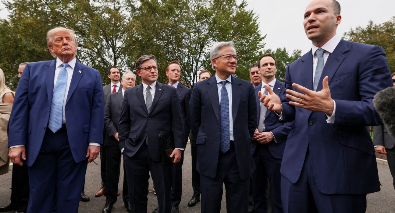 Trump anuncia autorregulação da IA por big tech em meio a temor social
