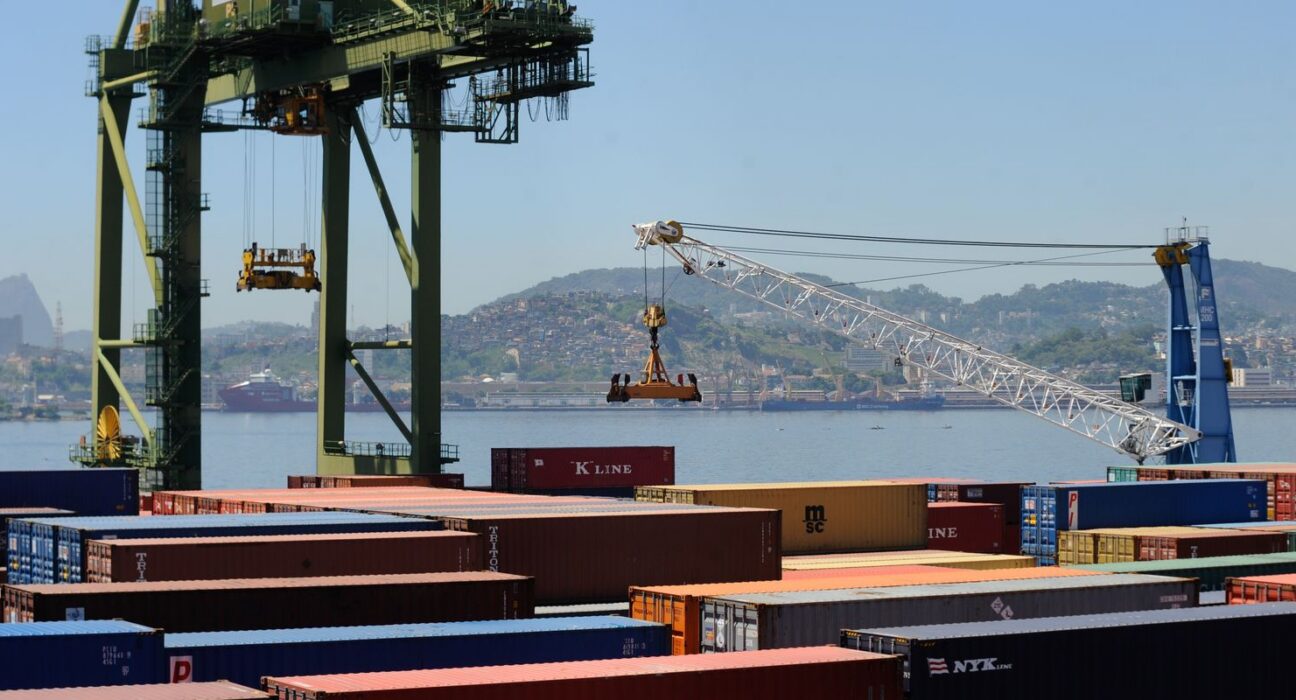 Balança comercial tem superávit de US$ 7,4 bilhões em agosto