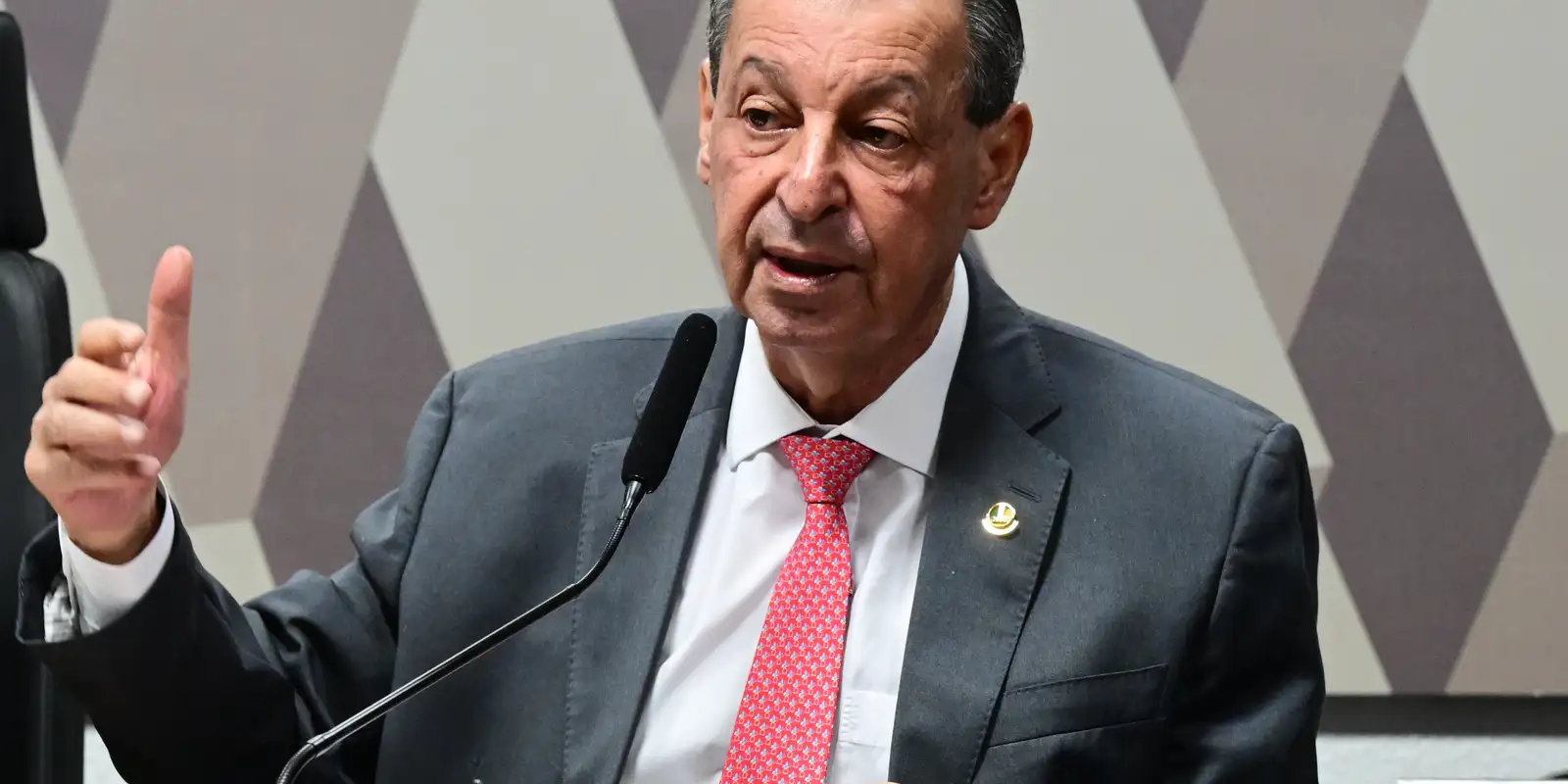 Relator da CCJ rejeita emendas da oposição que buscavam manter 6x1