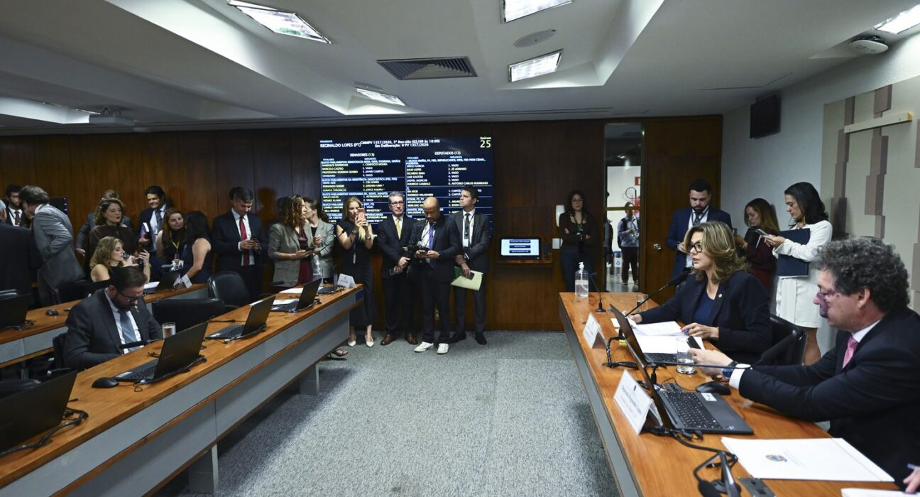 Comissão aprova MP da taxa das blusinhas: texto segue a plenários