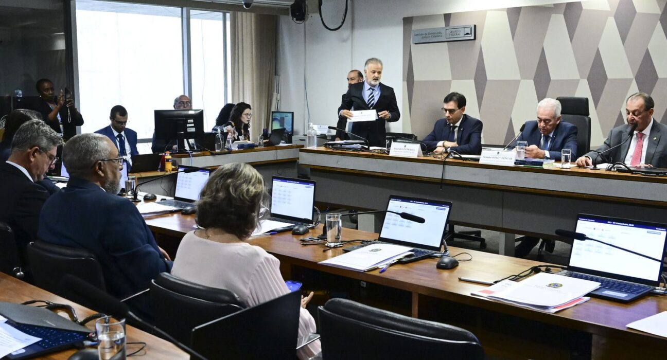 CCJ do Senado aprova PEC que acaba com jornada 6x1