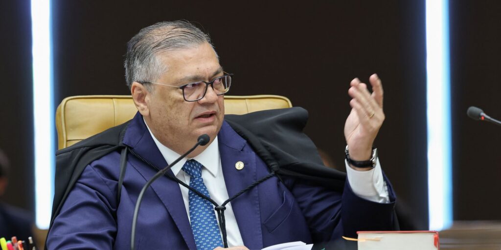 Flávio Dino pede vista de julgamento sobre Moraes e Mendonça
