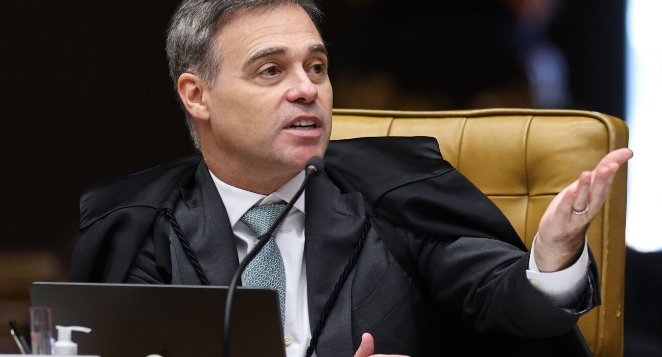 Mendonça acompanha Fachin e vota por julgamento separado de Moraes