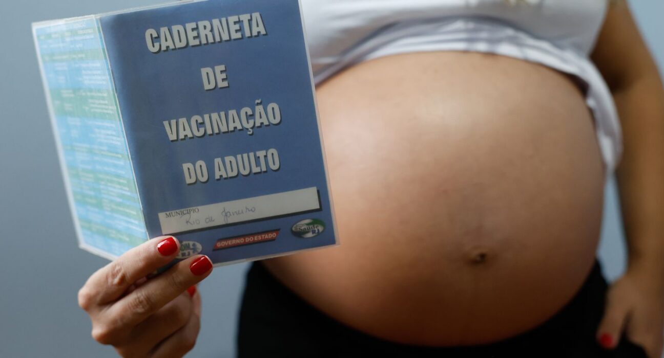 Resistência às vacinas contra gripe e covid coloca gestantes em risco
