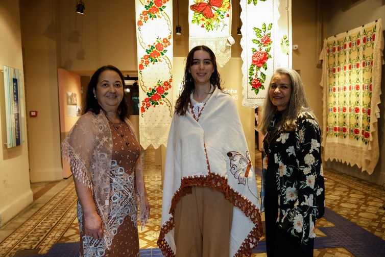 Rio de Janeiro (RJ), 17/09/2026 – As artesãs Maria Aparecida das Graças Oliveira, Monique Sthefany Rodrigues Sobrinho e Ilma Gonçalves de Oliveira na mostra Arte Têxtil de Turmalina e Veredinha –  Jequitinhonha, MG, que exibe seus bordados no Centro Nacional de Folclore e Cultura Popular, no Museu do Folclore Edison Carneiro, no Catete. Foto: Fernando Frazão/Agência Brasil