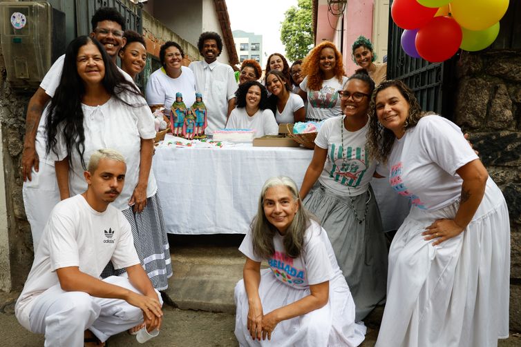 Rio de Janeiro (RJ), 27/09/2026 – A Mãe de Santo Ana Carolina Oliveira com seus filhos na distribuição de doces em celebração pelo Dia de Cosme e Damião no Terreiro de Umbanda São Cosme e São Damião, em Vila Isabel.  Foto: Fernando Frazão/Agência Brasil