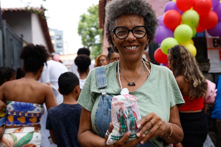Rio de Janeiro (RJ), 27/09/2026 – A massoterapeuta Vânia Victorio Gonçalves da Silva na celebração pelo Dia de Cosme e Damião no Terreiro de Umbanda São Cosme e São Damião, em Vila Isabel.  Foto: Fernando Frazão/Agência Brasil