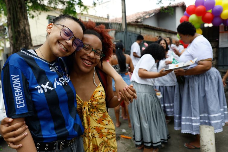 Rio de Janeiro (RJ), 27/09/2026 – As amigas Mirelle da Silva e Natasha, de 14 anos, na celebração pelo Dia de Cosme e Damião no Terreiro de Umbanda São Cosme e São Damião, em Vila Isabel.  Foto: Fernando Frazão/Agência Brasil