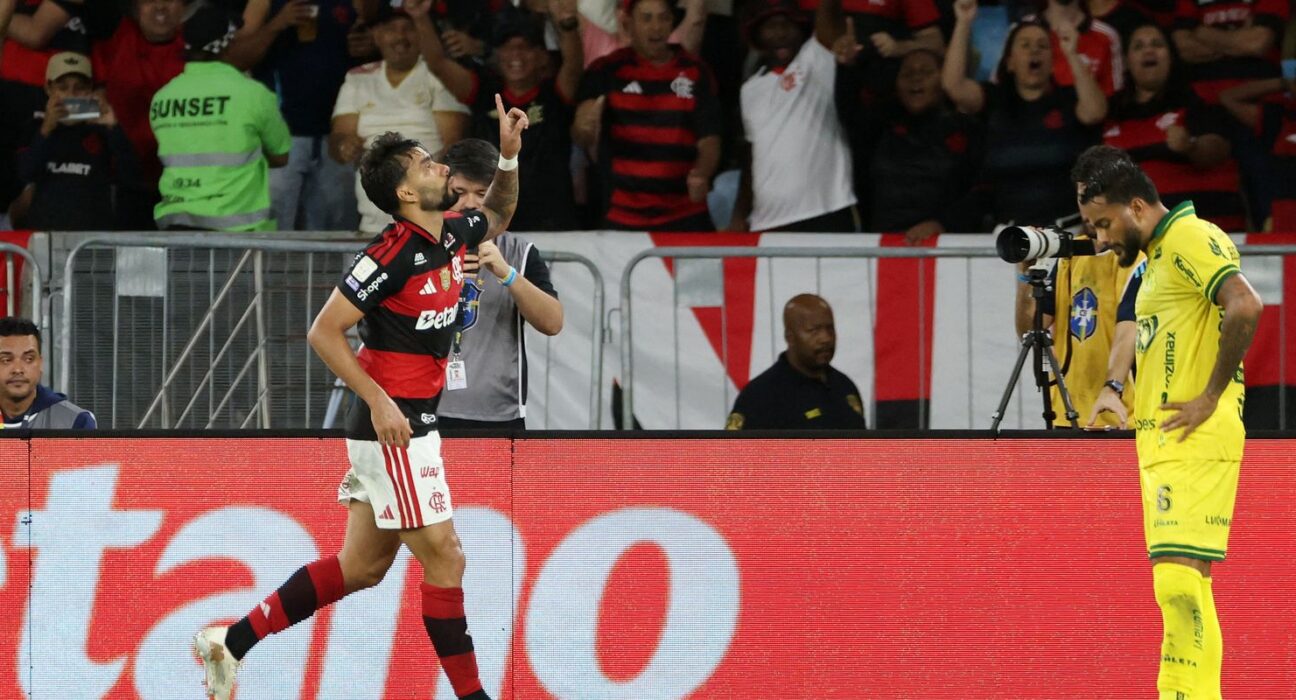 Flamengo vence e fica a um ponto do Palmeiras, líder do Brasileirão