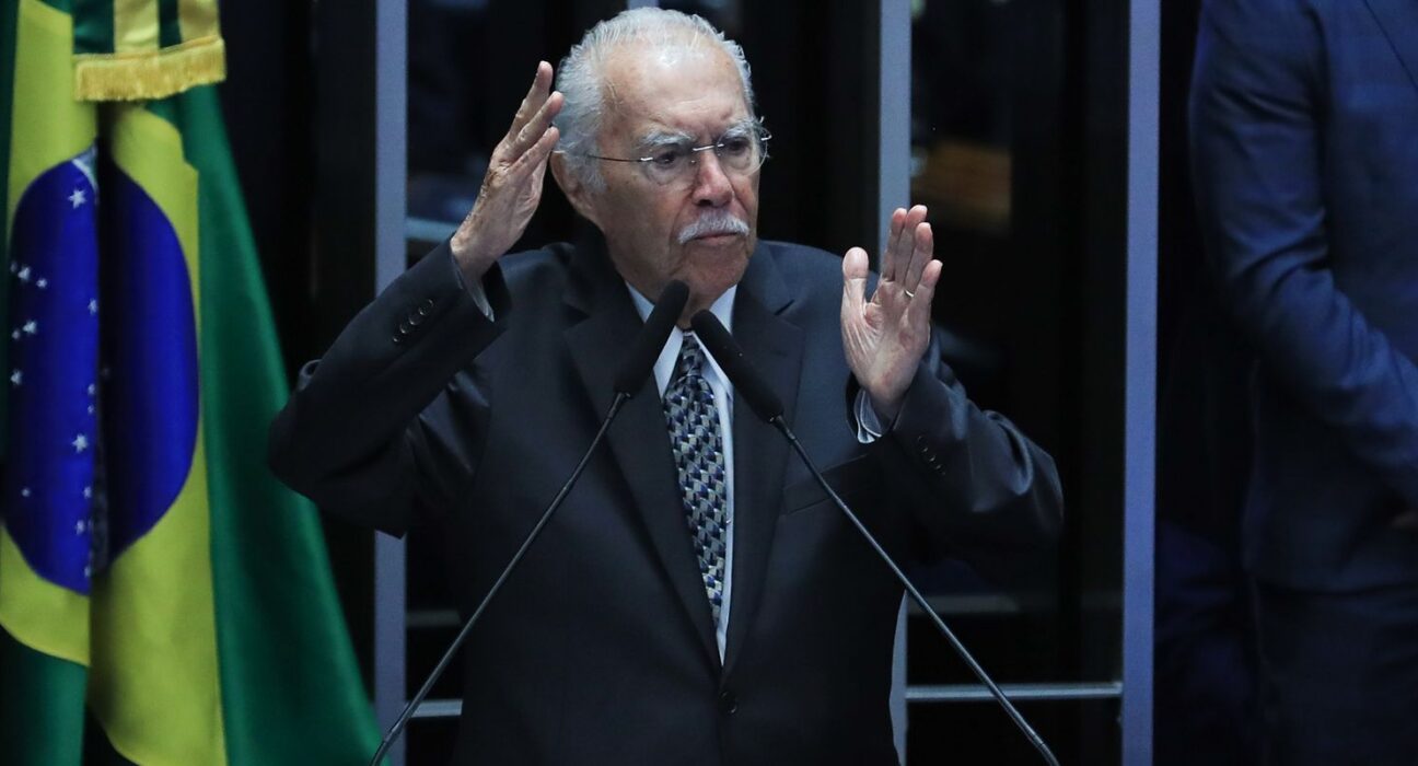 Ex-presidente José Sarney é internado com quadro de pneumonia