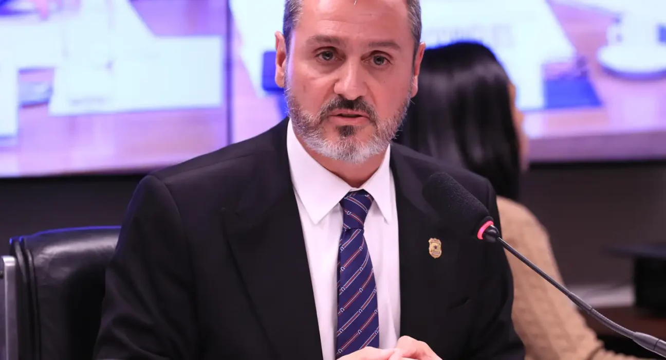 Dino determina reintegração de Andrei Rodrigues ao comando da PF