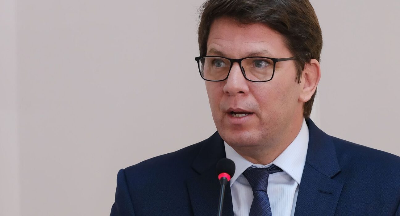Dino aponta indícios de liderança de Mário Frias em desvio de emendas