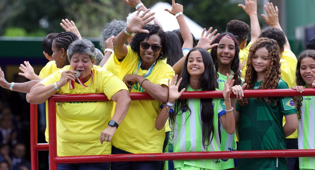 Desfile de 7 de Setembro homenageia pioneiras do futebol feminino